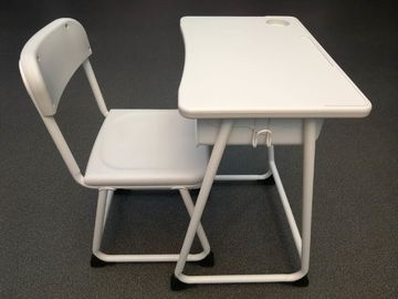 Chine Le bureau et la chaise creux d'étudiant ont placé avec le dossier/Tableau en plastique de dessus fournisseur
