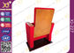 Deux morceaux du type chaises d'allocation des places de théâtre de repos de dos avec la jambe complètement tapissée de couverture fournisseur
