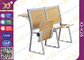 Bureau et chaise d'école attaché par matériel en bois au plancher fournisseur